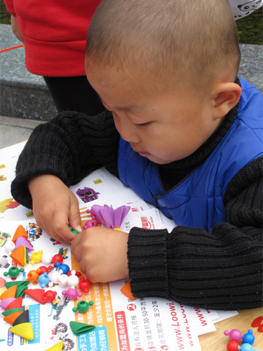 樂為魔珠可以鍛煉小小孩的手指肌肉力量以及動作協(xié)調(diào)性。