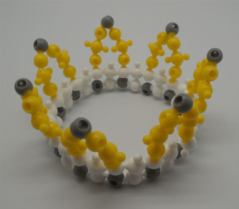 康橋中學(xué)手工創(chuàng)意坊樂(lè)為魔珠造型作品，皇冠